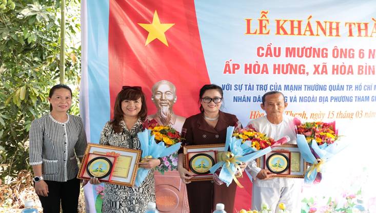 hình ảnh lãnh đạo địa phương và mạnh thường quân